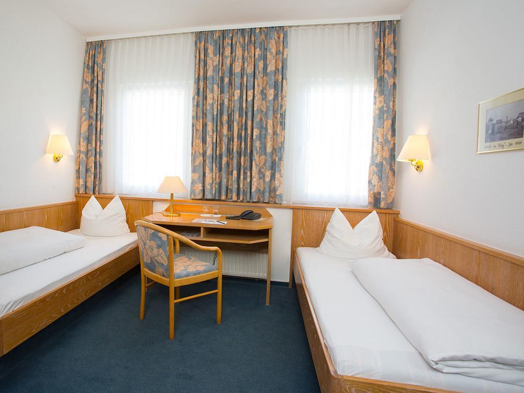 Hotel Kreuz Gaestehaus Und Lauchertbar Mit Terrasse Gammertingen Room photo